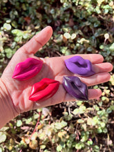 Load image into Gallery viewer, Valentines Day Lip And Heart Crayons