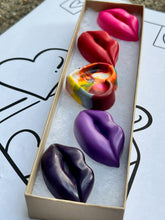 Load image into Gallery viewer, Valentines Day Lip And Heart Crayons
